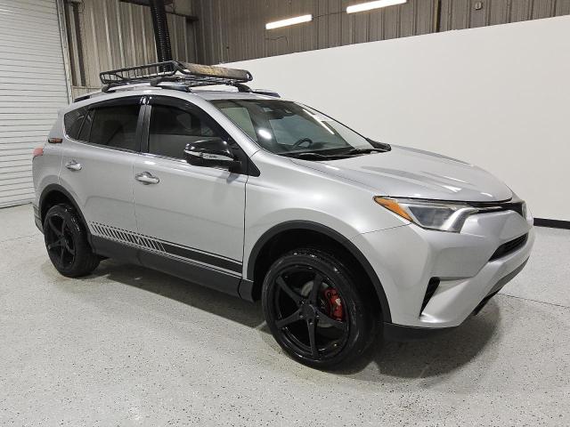 2T3ZFREV3JW513223 - 2018 TOYOTA RAV4 LE Grau Foto 4