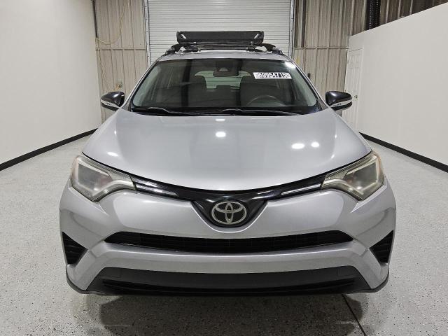 2T3ZFREV3JW513223 - 2018 TOYOTA RAV4 LE Grau Foto 5