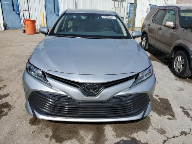 4T1B11HK9JU518258 - 2018 TOYOTA CAMRY L SILVER photo 5