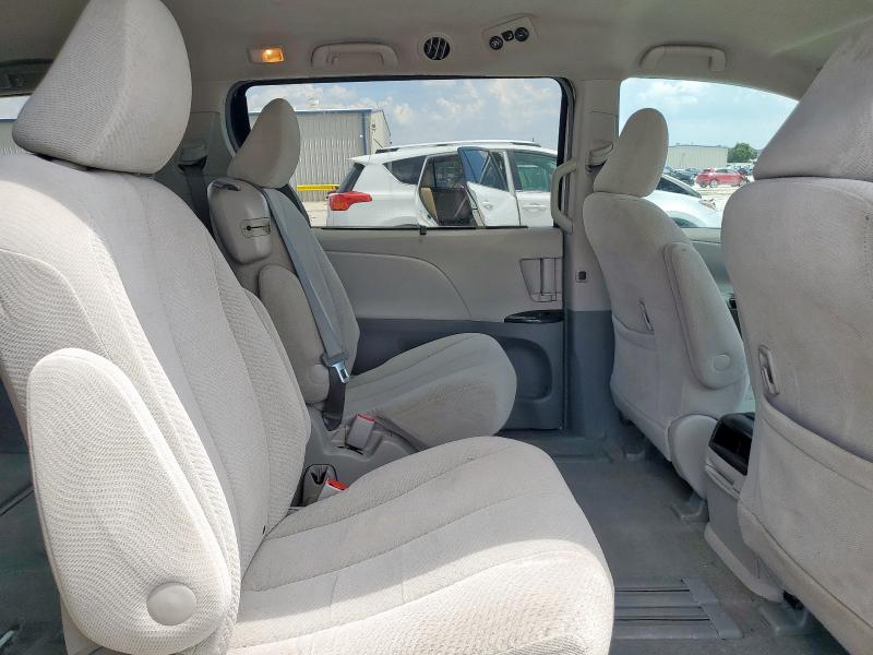 5TDKK3DC4BS133918 - 2011 TOYOTA SIENNA LE WHITE photo 11