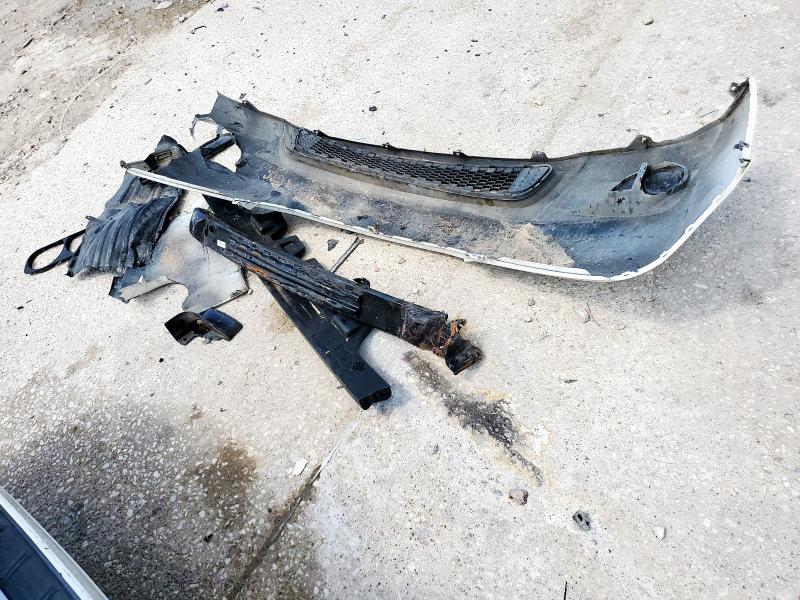 5TDKK3DC4BS133918 - 2011 TOYOTA SIENNA LE WHITE photo 13