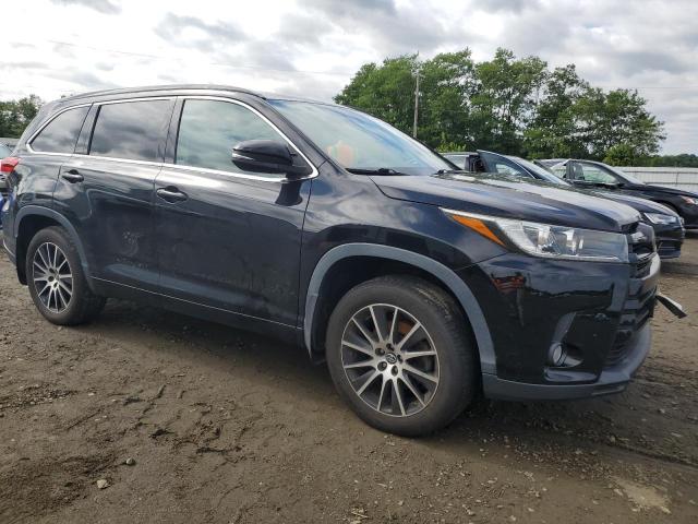 5TDJZRFH4JS840146 - 2018 TOYOTA HIGHLANDER SE BLACK photo 4