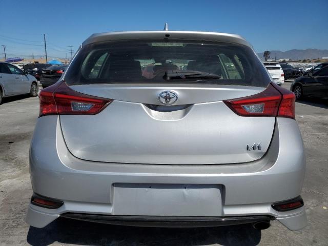 JTNKARJE9JJ558599 - 2018 TOYOTA COROLLA IM ვერცხლისფერი ფოტო 6