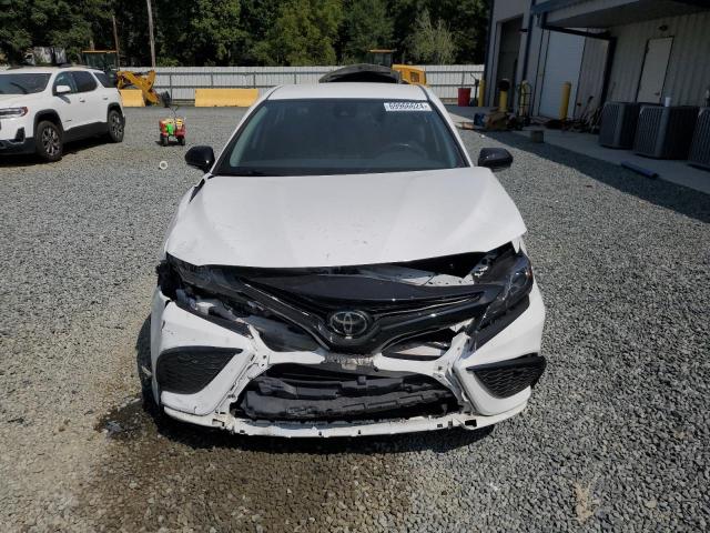 4T1G11AK1NU632468 - 2022 TOYOTA CAMRY SE WHITE photo 5