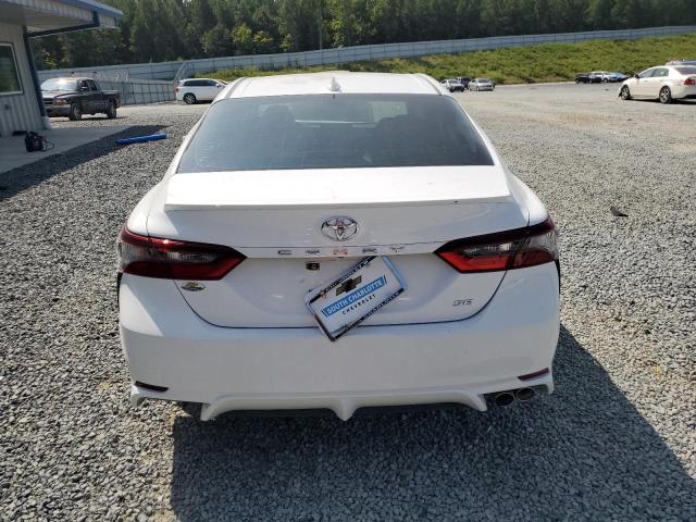 4T1G11AK1NU632468 - 2022 TOYOTA CAMRY SE WHITE photo 6