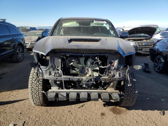 3TMDZ5BN9JM052531 - 2018 TOYOTA TACOMA DOUBLE CAB GRAY photo 5