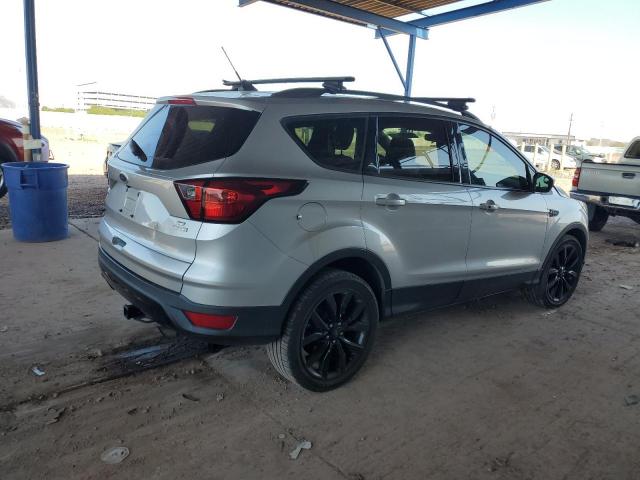 1FMCU0GD7KUC55164 - 2019 FORD ESCAPE SE فضي صورة 3