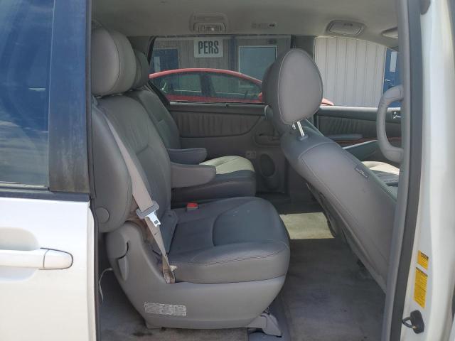 5TDBK22C79S025302 - 2009 TOYOTA SIENNA XLE WHITE photo 11