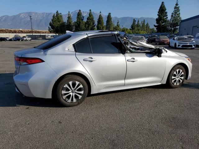 JTDEAMDEXN3010461 - 2022 TOYOTA COROLLA LE SILVER photo 3