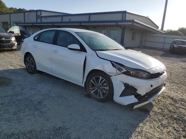 3KPF24AD6PE619443 - 2023 KIA FORTE LX WHITE photo 4