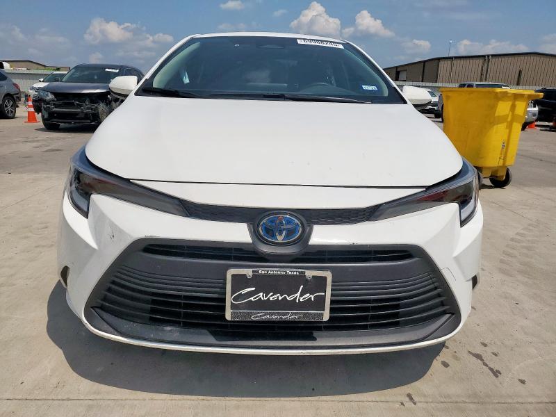 JTDBCMFE4R3030947 - 2024 TOYOTA COROLLA LE 白色 照片 5