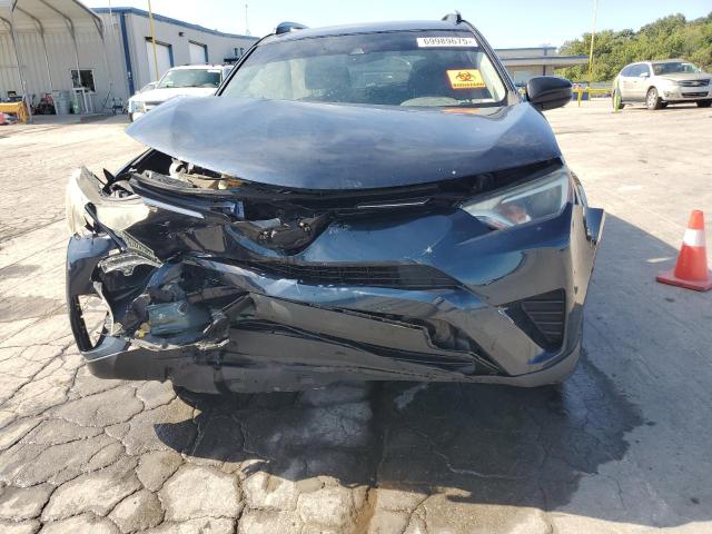 JTMZFREV5JJ751850 - 2018 TOYOTA RAV4 LE Blau Foto 5