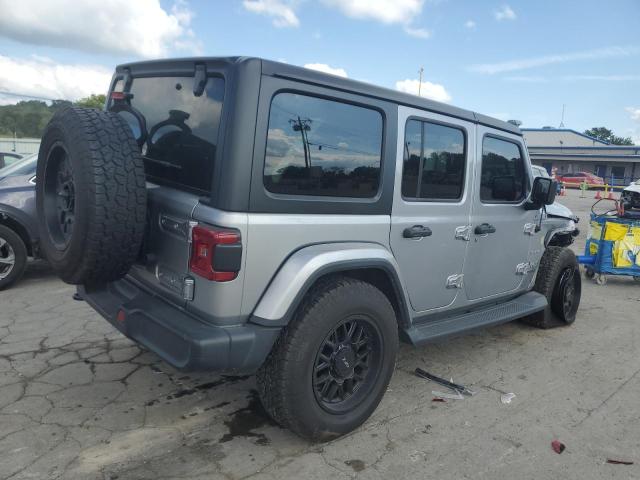 1C4HJXEN8JW142494 - 2018 JEEP WRANGLER UNLIMITED SAHARA SILVER photo 3
