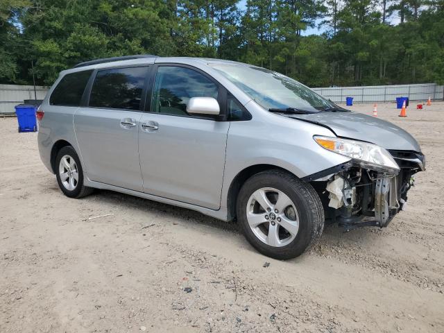 5TDKZ3DC0KS982049 - 2019 TOYOTA SIENNA LE 银色 照片 4