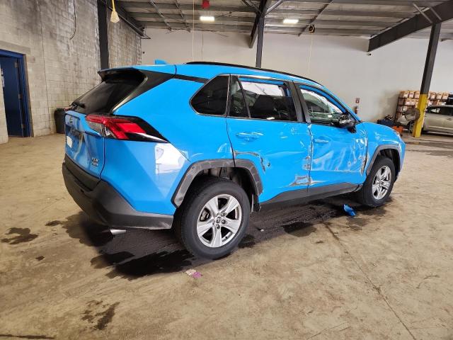 2T3P1RFV8MW171714 - 2021 TOYOTA RAV4 XLE BLUE photo 3