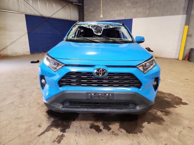 2T3P1RFV8MW171714 - 2021 TOYOTA RAV4 XLE BLUE photo 5