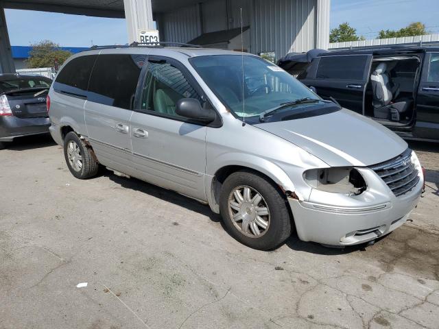 2C4GP54L25R132105 - 2005 CHRYSLER TOWN & COU TOURING SILVER photo 4