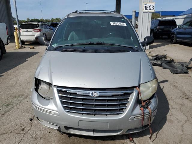 2C4GP54L25R132105 - 2005 CHRYSLER TOWN & COU TOURING SILVER photo 5