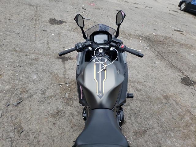 ML5EXER17PDA90225 - 2023 KAWASAKI EX650 R Сұр фото 5