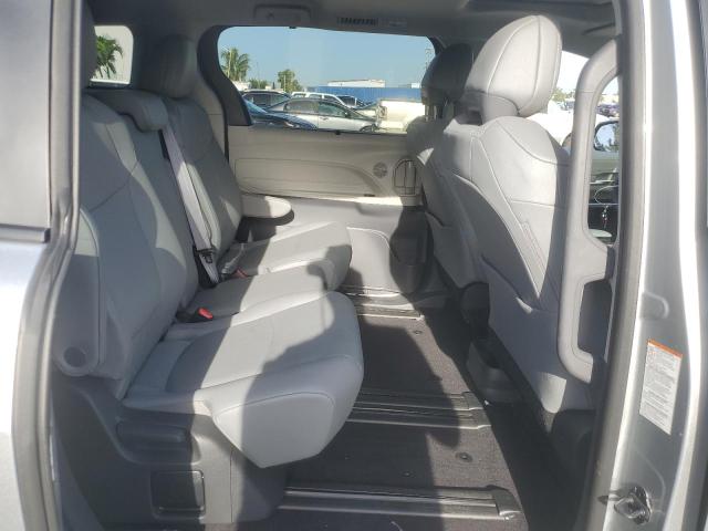 5TDYRKEC8RS201095 - 2024 TOYOTA SIENNA XLE SILVER photo 11