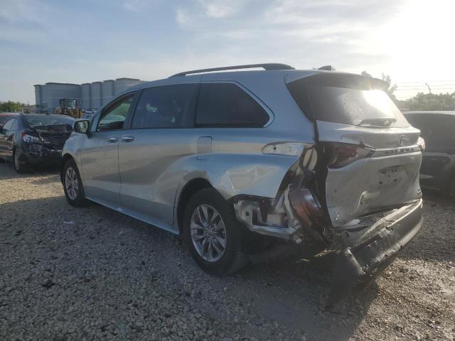 5TDYRKEC8RS201095 - 2024 TOYOTA SIENNA XLE SILVER photo 2