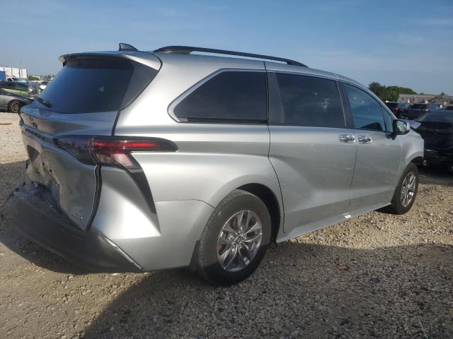 5TDYRKEC8RS201095 - 2024 TOYOTA SIENNA XLE SILVER photo 3