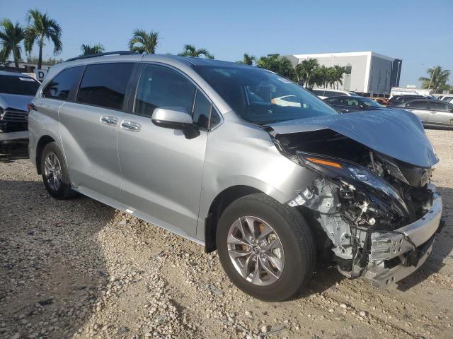 5TDYRKEC8RS201095 - 2024 TOYOTA SIENNA XLE SILVER photo 4