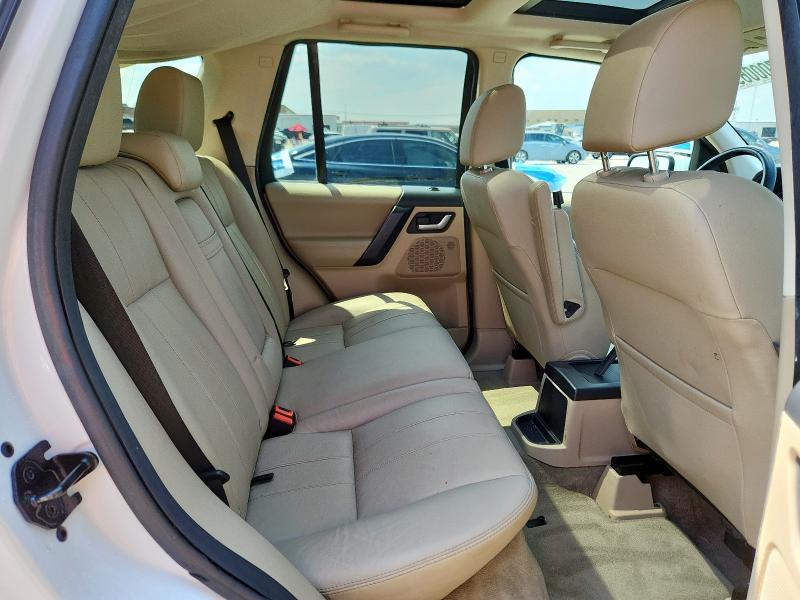 SALFR2BG4DH322338 - 2013 LAND ROVER LR2 HSE WHITE photo 11