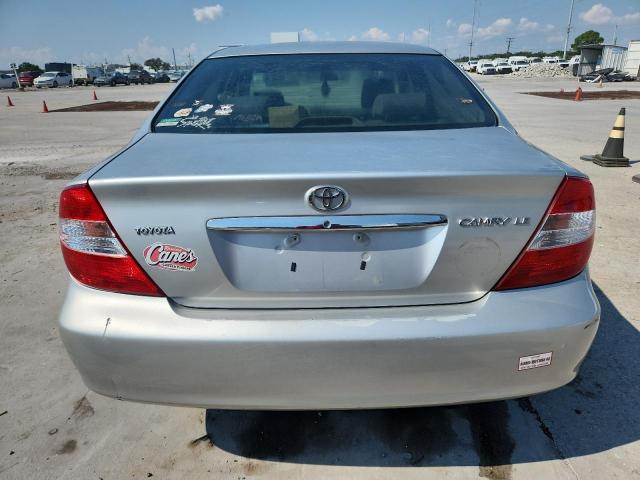 4T1BE32K42U579768 - 2002 TOYOTA CAMRY LE 银色 照片 6