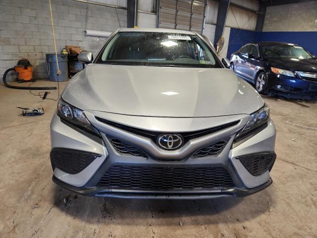 4T1G11AK3PU797490 - 2023 TOYOTA CAMRY SE NIGHT SHADE SILVER photo 5