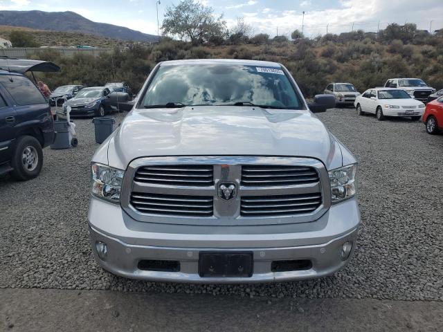 1C6RR7TMXJS112869 - 2018 RAM 1500 SLT Silber Foto 5