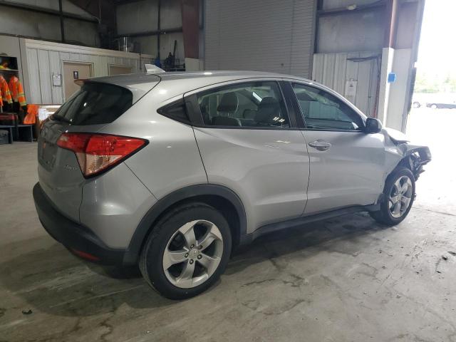 3CZRU6H38JM708910 - 2018 HONDA HR-V LX ვერცხლისფერი ფოტო 3
