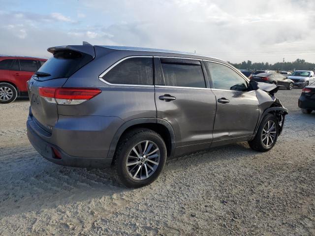 5TDKZRFH9HS523557 - 2017 TOYOTA HIGHLANDER SE SILVER photo 3