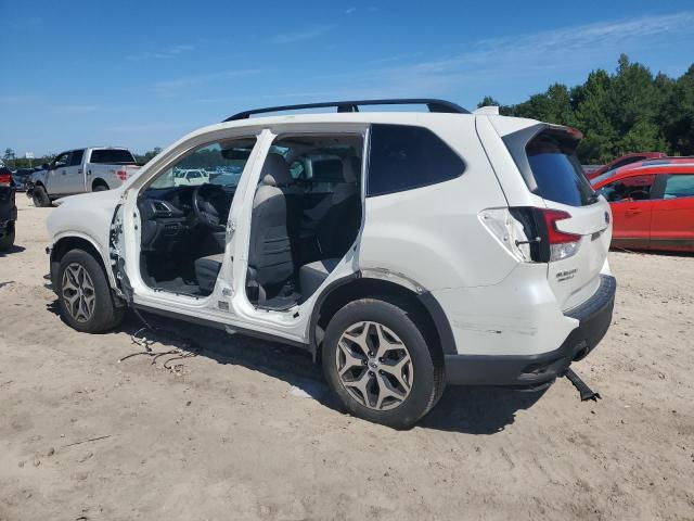 JF2SKAJC8MH465393 - 2021 SUBARU FORESTER PREMIUM WHITE photo 2