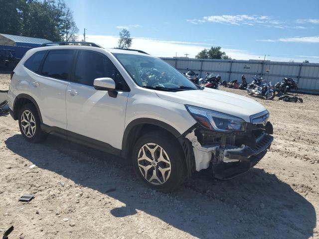 JF2SKAJC8MH465393 - 2021 SUBARU FORESTER PREMIUM WHITE photo 4