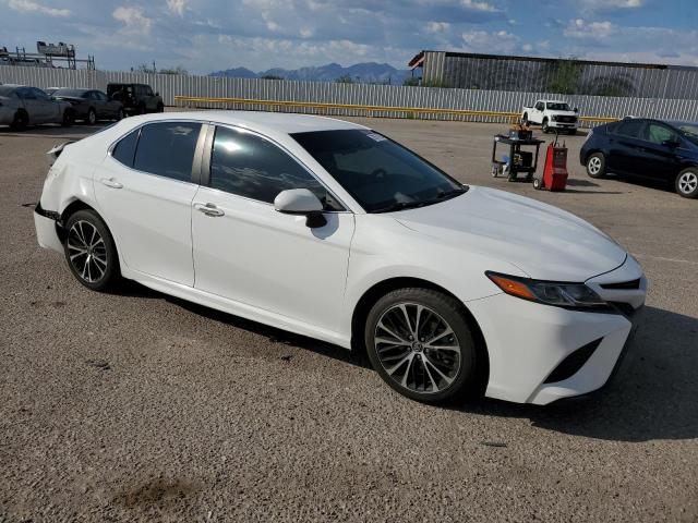 4T1B11HKXJU609734 - 2018 TOYOTA CAMRY L WHITE photo 4