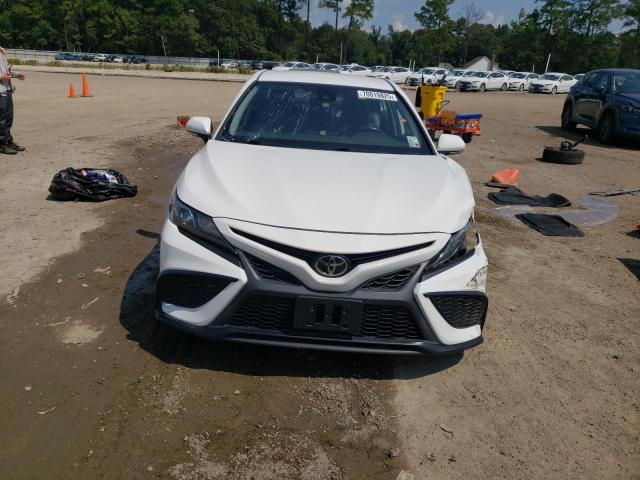 4T1G11AK2NU653989 - 2022 TOYOTA CAMRY SE WHITE photo 5