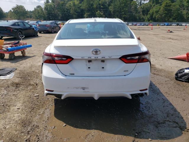 4T1G11AK2NU653989 - 2022 TOYOTA CAMRY SE WHITE photo 6