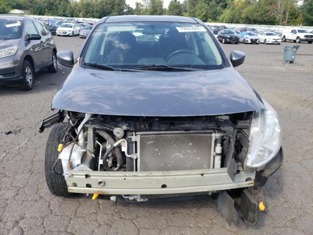 3N1CN7AP3JL852420 - 2018 NISSAN VERSA S ნაცრისფერი ფოტო 5