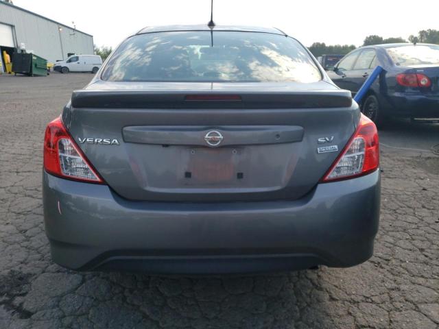 3N1CN7AP3JL852420 - 2018 NISSAN VERSA S ნაცრისფერი ფოტო 6