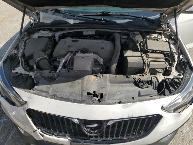 W04GV8SX4J1132113 - 2018 BUICK REGAL TOURX ESSENCE WHITE photo 12