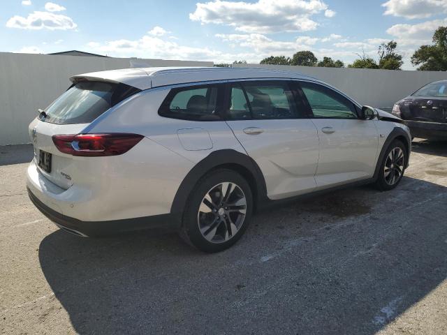 W04GV8SX4J1132113 - 2018 BUICK REGAL TOURX ESSENCE WHITE photo 3