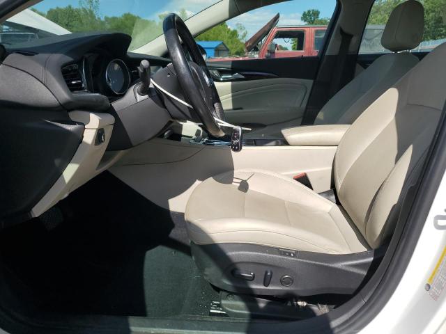 W04GV8SX4J1132113 - 2018 BUICK REGAL TOURX ESSENCE WHITE photo 7