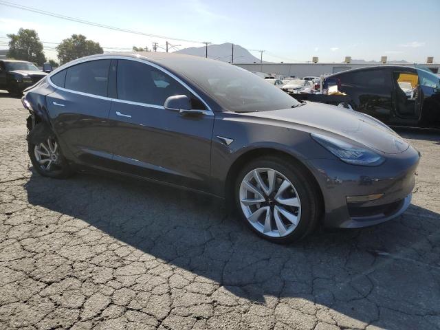 5YJ3E1EA5JF052829 - 2018 TESLA MODEL 3 رمادي صورة 4