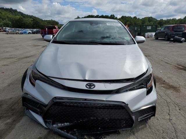 5YFS4MCE4MP065747 - 2021 TOYOTA COROLLA SE Srebrny zdjęcie 5