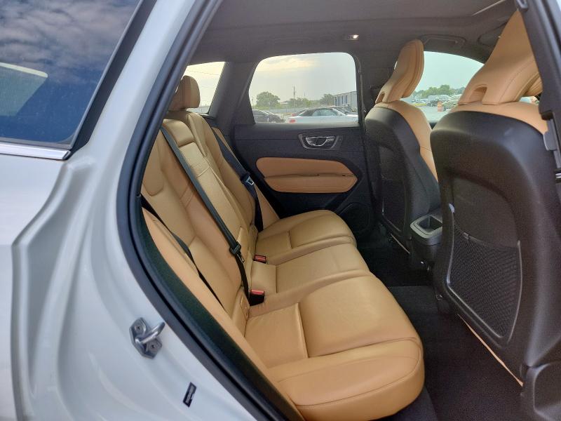 YV4A22RK4K1309737 - 2019 VOLVO XC60 T6 WHITE photo 11