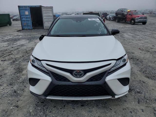 4T1KZ1AK4LU046055 - 2020 TOYOTA CAMRY TRD WHITE photo 5