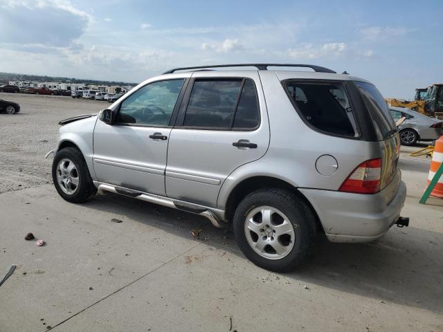 4JGAB54EX2A307265 - 2002 MERCEDES-BENZ ML 320 SILVER photo 2