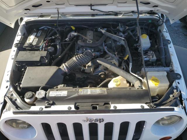 1J4HA3H16BL567498 - 2011 JEEP WRANGLER U SPORT أبيض صورة 21