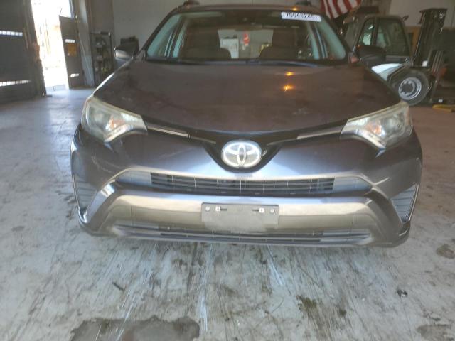 JTMZFREV0HJ709547 - 2017 TOYOTA RAV4 LE ნაცრისფერი ფოტო 5